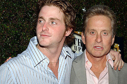 Weil er mit Drogen dealte, sitzt CAMERON DOUGLAS (32, links), Sohn von Hollywoodstar MICHAEL DOUGLAS (67, rechts), eine mehrjährige Haftstrafe ab. Am Donnerstag bekannte sich der inhaftierte Promi-Sohn vor einem New Yorker Gericht nun wegen weiteren Drogenvergehen schuldig. Nach Angaben der Staatsanwaltschaft war er am vorigen Wochenende im Gefängnis mit Drogen, darunter Kokain, erwischt worden, berichtete die &bdquo;New York Post&ldquo;. Douglas entschuldigte sich bei Richter Richard Berman. Er muss nun mindestens ein zusätzliches Jahr hinter Gitter verbringen. Der Richter wollte das Strafmaß später bekanntgeben.
