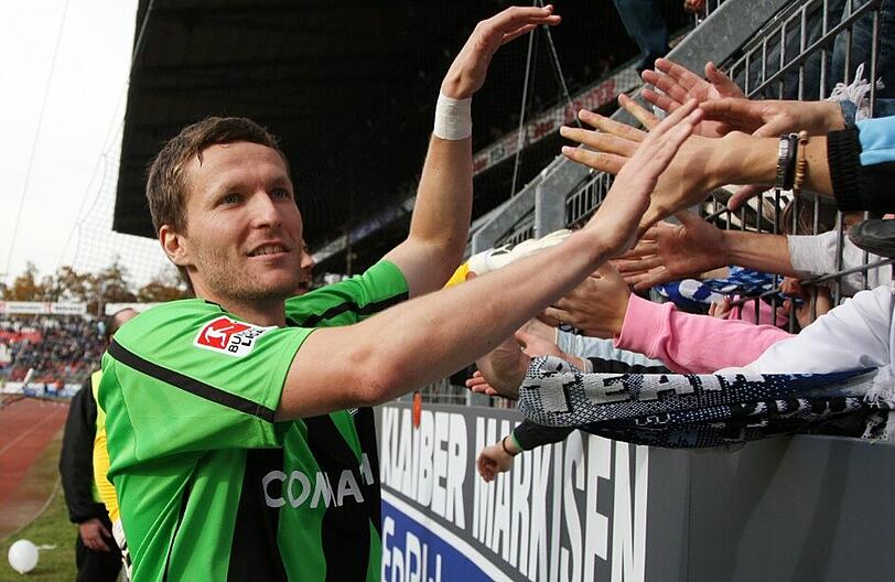 Herbst 2010: Nach zwei Toren beim KSC klatscht Löwen-Stürmer Benny Lauth die mitgereisten 1860-Fans ab