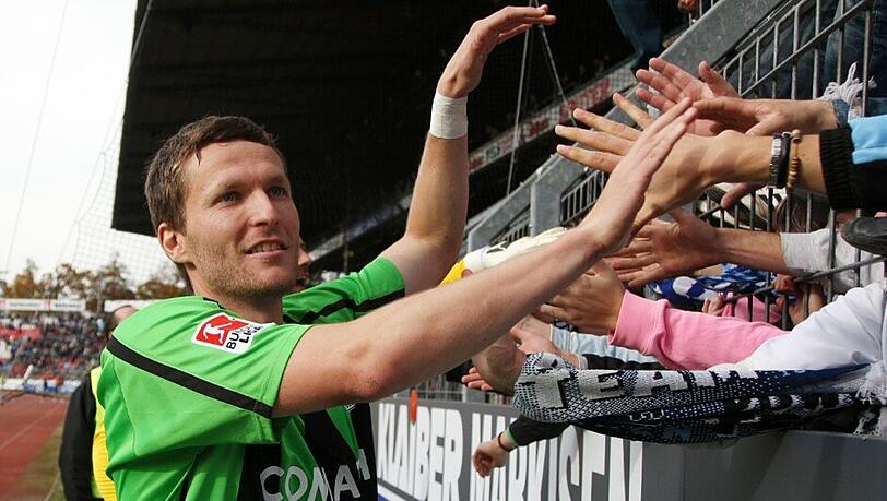 Herbst 2010: Nach zwei Toren beim KSC klatscht Löwen-Stürmer Benny Lauth die mitgereisten 1860-Fans ab Herbst 2010: Nach zwei Toren beim KSC klatscht Löwen-Stürmer Benny Lauth die mitgereisten 1860-Fans ab