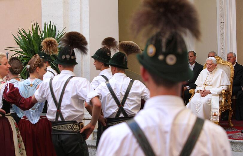 Volksmusikanten, Trachtler und Gebirgsschützen haben für Papst Benedikt XVI. einen bayerischen Festabend in der päpstlichen Sommerresidenz in Castel Gandolfo veranstaltet.