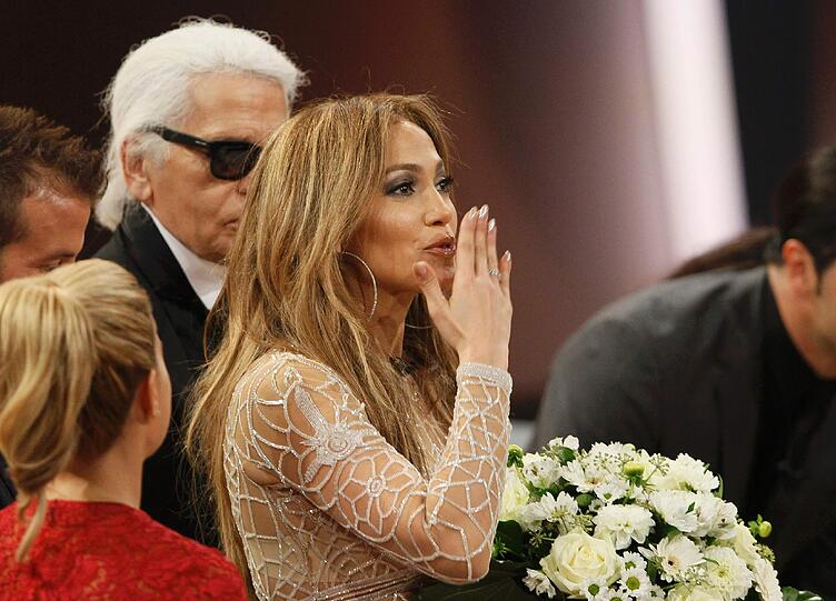 Wenn nichts mehr hilft, hilft eine schöne Frau, scheint Markus Lanz zu denken: Mit einem Blumenstrauß und vielen Küsschen wird Jennifer Lopez von der Bühne verabschiedet.