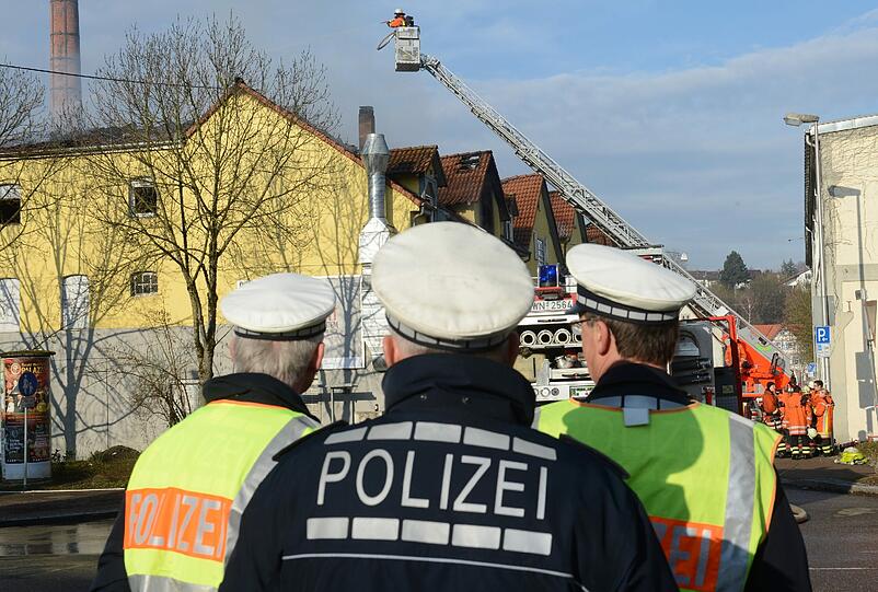In den Flammen kamen mindestens acht Menschen ums Leben. Die Bilder von den Löscharbeiten.
