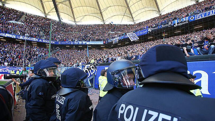 Gibt es bald nicht mehr genug Bundespolizisten für die Sicherheit in Fußballstadien? Gibt es bald nicht mehr genug Bundespolizisten für die Sicherheit in Fußballstadien?