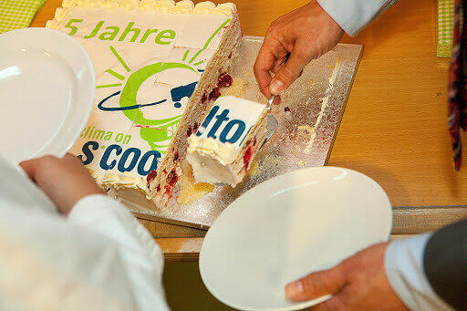 Zum Abschluss der Veranstaltung wurde, wie es einem Jubiläum gebührt, eine große Torte angeschnitten.