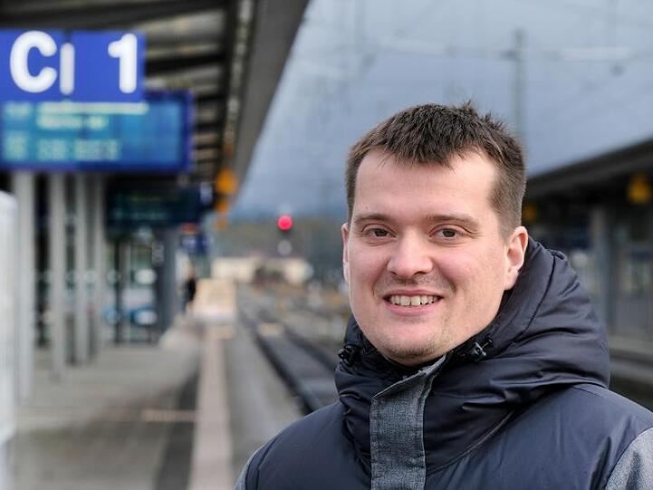Christoph Angstl, Mitarbeiter der Bayerischen Oberlandbahn, steht am Bahnhof in Rosenheim. Foto: Andreas Leder/Allianz pro Schiene/dpa