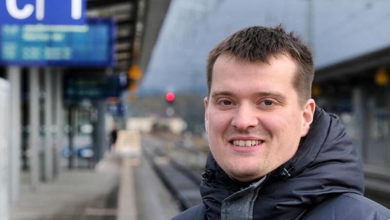 Christoph Angstl, Mitarbeiter der Bayerischen Oberlandbahn, steht am Bahnhof in Rosenheim. Foto: Andreas Leder/Allianz pro Schiene/dpa Christoph Angstl, Mitarbeiter der Bayerischen Oberlandbahn, steht am Bahnhof in Rosenheim. Foto: Andreas Leder/Allianz pro Schiene/dpa