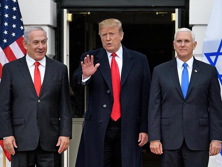 Benjamin Netanjahu, Donald Trump und Mike Pence vor dem Weißen Haus.