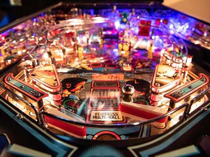 Eine Kugel wird in einem Flipperautomaten gespielt. Foto: Lino Mirgeler