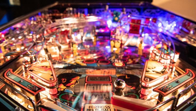 Eine Kugel wird in einem Flipperautomaten gespielt. Foto: Lino Mirgeler Eine Kugel wird in einem Flipperautomaten gespielt. Foto: Lino Mirgeler