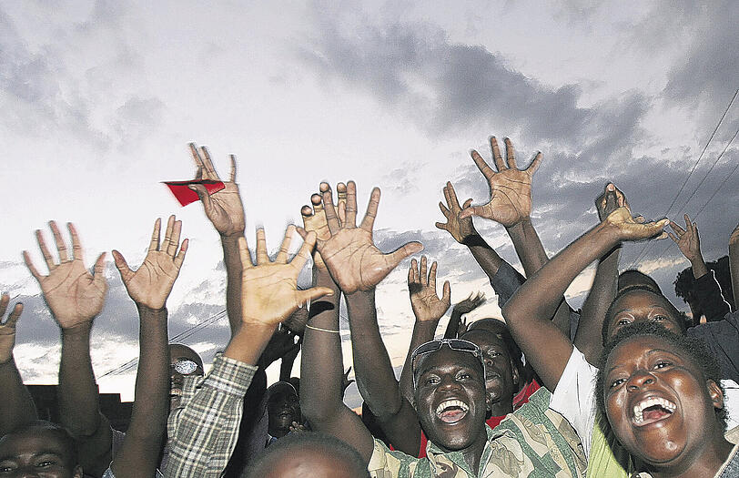 Die Anhänger der Opposition MDC feiern bereits den Sieg.