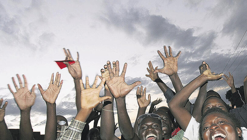 Die Anhänger der Opposition MDC feiern bereits den Sieg. Die Anhänger der Opposition MDC feiern bereits den Sieg.