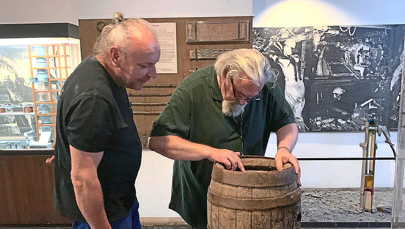 Museumsmitarbeiter inspizieren den "Eindringling". Museumsmitarbeiter inspizieren den "Eindringling".