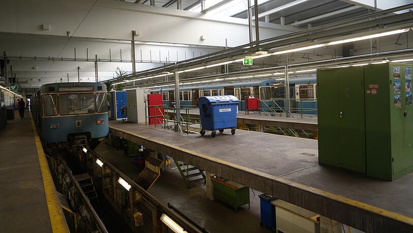 Eine U-Bahn Modell A parkt in der Halle 11, um gereinigt zu werden. Alle vier bis fünf Wochen müssen die älteren Züge gewartet werden - dabei werden sie auch sauber gemacht. Eine U-Bahn Modell A parkt in der Halle 11, um gereinigt zu werden. Alle vier bis fünf Wochen müssen die älteren Züge gewartet werden - dabei werden sie auch sauber gemacht.