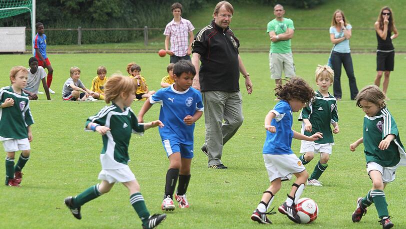 Der Fußball-Nachwuchs von Maccabi München bei einem internationalen Turnier des BSC Sendling –  im Hintergrund der damalige DFB-Vizepräsident Rainer Koch als Schiedsrichter. (Archivbild)