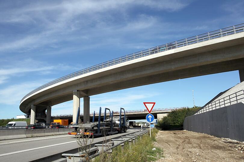 Dreifach-Sandwich: Unten die A92, darüber die A9 und ganz oben der Overfly &ndash; die neue Auffahrt für Autofahrer, die vom Flughafen kommen.