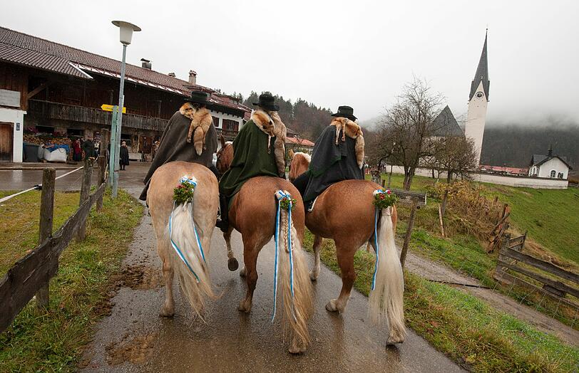 Die Fahrten zu Ehren des heiligen Leonhard von Limoges finden seit ueber 350 Jahren statt. In Bayern gilt der Heilige als Beschuetzer des Viehs und als Patron von Pferd und Reiter. Die Bilder.