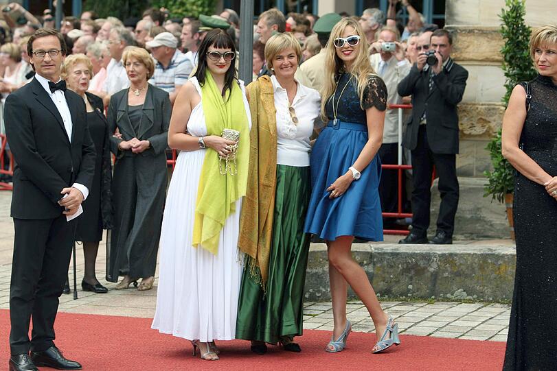 Gloria von Thurn und Taxis und ihre Töchter Maria-Theresia und Elisabeth