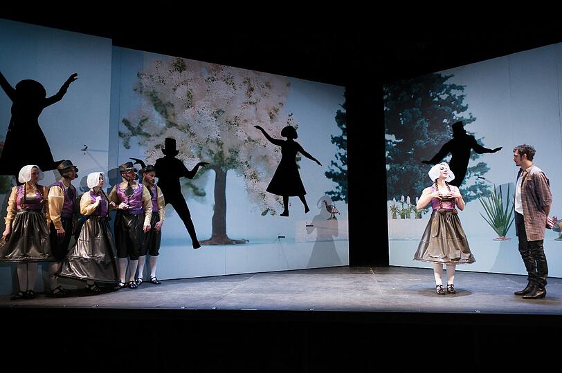 Carolin Hartmann, Jonathan Müller, Tamara Theisen, Pascal Fligg, Paul Behren, Mara Widmann und Timocin Ziegler in "Katzlmacher"
