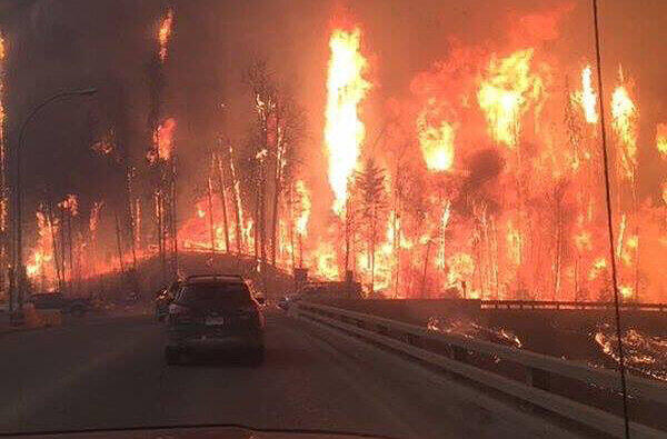 In Kanada toben heftige Waldbrände. In Alberta ist eine ganze Stadt von den Flammen bedroht.