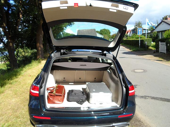 Das Kofferraumvolumen des E-Klasse T-Modells liegt bei maximal 1.820 Liter, das ist laut Mercedes der größte Laderaum im Segment.