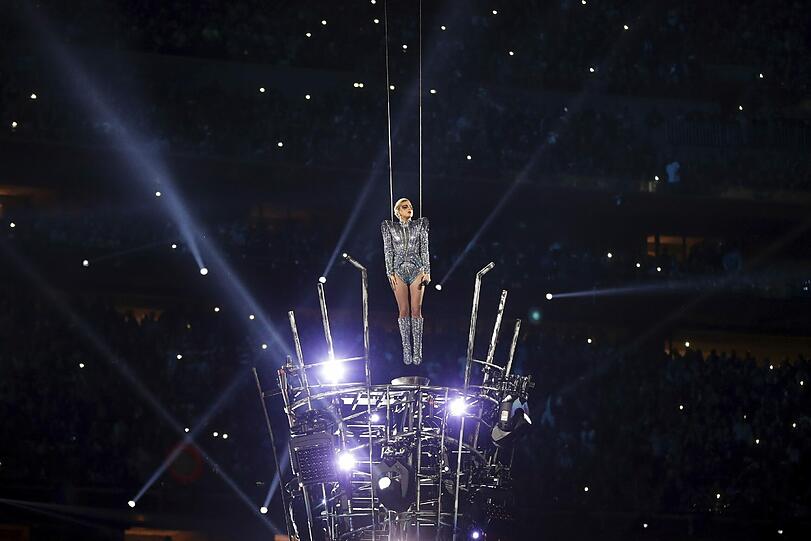Die Bilder vom Super Bowl 51 und der Halbzeitshow mit Lady Gaga.