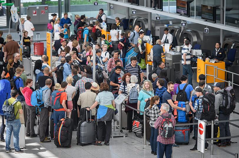 Warteschlangen am Münchner Flughafen - so sah's vor den Pfingstferien aus.