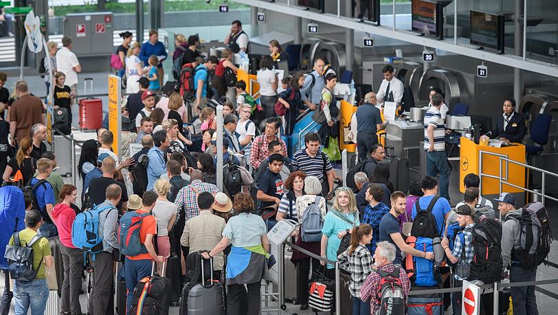 Warteschlangen am Münchner Flughafen - so sah's vor den Pfingstferien aus. Warteschlangen am Münchner Flughafen - so sah's vor den Pfingstferien aus.