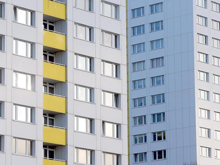 Wer in Berlin eine neue Wohnung sucht, muss sich nach einer Studie inzwischen auf mehr als zehn Euro kalt je Quadratmeter einstellen - im Durchschnitt.