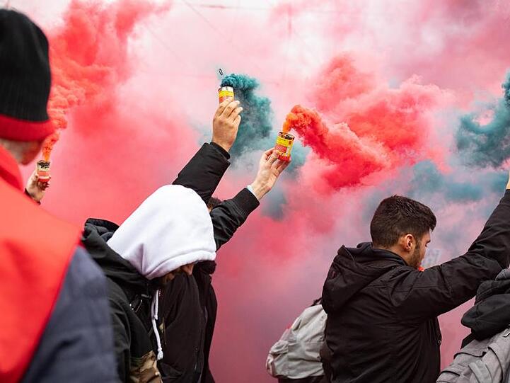 Mehrere Tausend Mitarbeiter sind am Dienstag in Duisburg vor die Hauptverwaltung von Thyssenkrupp Steel Europe gezogen, um für den Erhalt ihrer Jobs und für Investitionen in die Produktionsanlagen zu demonstrieren.