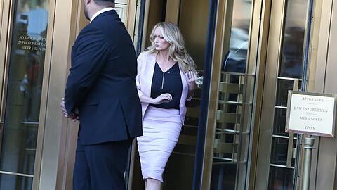Die Affäre um Ex-Pornostar Stormy Daniels hat Ex-Präsident Donald Trump vor Gericht gebracht.