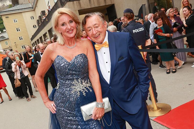 Richard "Mörtel" Lugner mit Begleitung Zebra alias Karin Karrer.
