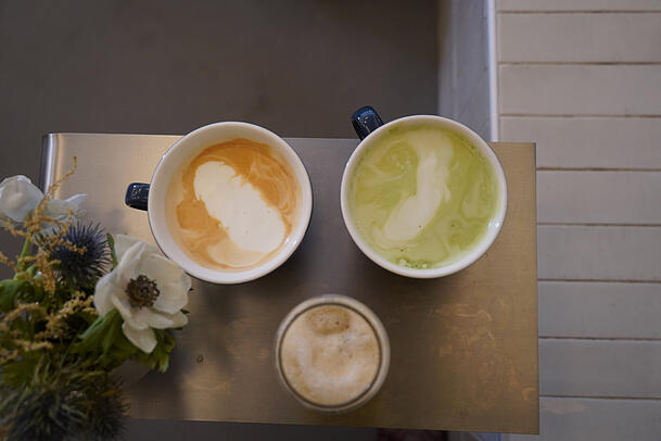 Links der Cappuccino, rechts der Matcha Latte und unten der geeiste Vanille-Cappuccino. Alles zusammen kostet 11 Euro.