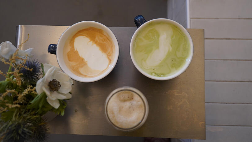 Links der Cappuccino, rechts der Matcha Latte und unten der geeiste Vanille-Cappuccino. Alles zusammen kostet 11 Euro. Links der Cappuccino, rechts der Matcha Latte und unten der geeiste Vanille-Cappuccino. Alles zusammen kostet 11 Euro.
