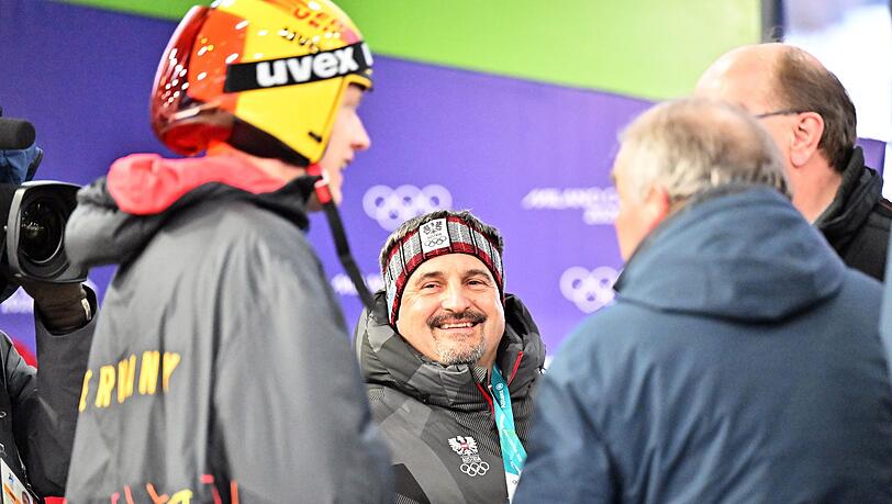 Georg Hackl (m) kann nach seinem Sturz mit einer ausgekugelten Schulter wieder lachen.