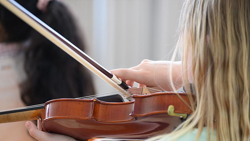 Sozialleistungen für Kinder reichen nicht für Geigenunterricht. Sozialleistungen für Kinder reichen nicht für Geigenunterricht.