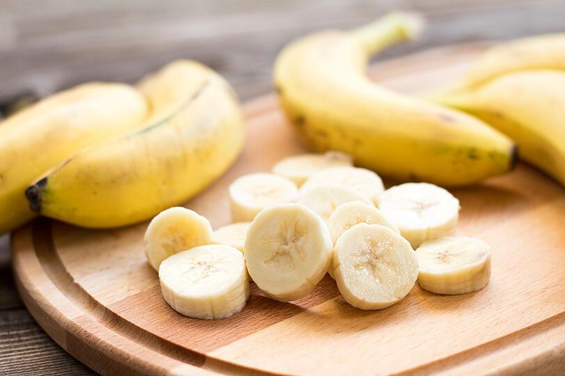 Viele Ballaststoffe sind auch in Bananen enthalten, weshalb die krumme Frucht ebenfalls Bewegung in den Darm bringt und den Darminhalt aufquellen lässt. Grüne Bananen beinhalten deutlich mehr Ballaststoffe als reifere. Bananen haben zudem einen hohen Kaliumgehalt, weshalb ihr Verzehr bei einem Magen-Darm-Infekt den Elektrolytverlust ausgleichen kann. Viele Ballaststoffe sind auch in Bananen enthalten, weshalb die krumme Frucht ebenfalls Bewegung in den Darm bringt und den Darminhalt aufquellen lässt. Grüne Bananen beinhalten deutlich mehr Ballaststoffe als reifere. Bananen haben zudem einen hohen Kaliumgehalt, weshalb ihr Verzehr bei einem Magen-Darm-Infekt den Elektrolytverlust ausgleichen kann.