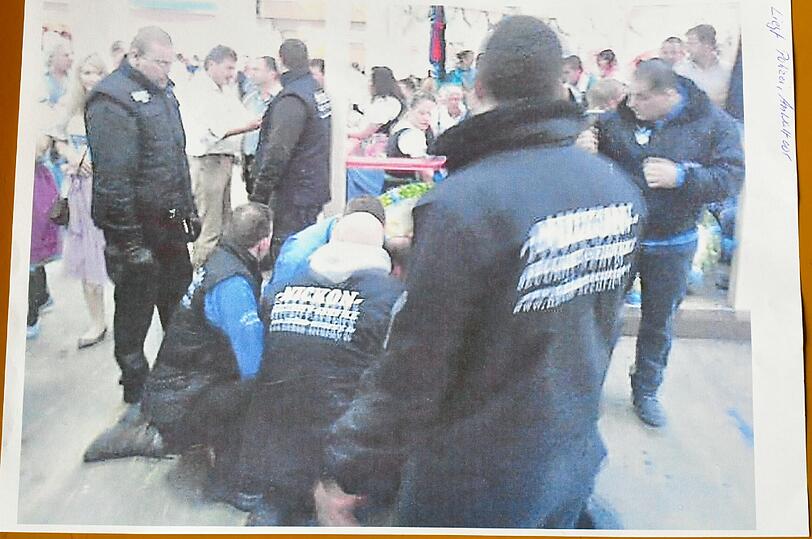 Das Eingreifen der Wiesn-Ordner im Foto: Opfer Horst S. liegt am Boden, umstellt von Security.