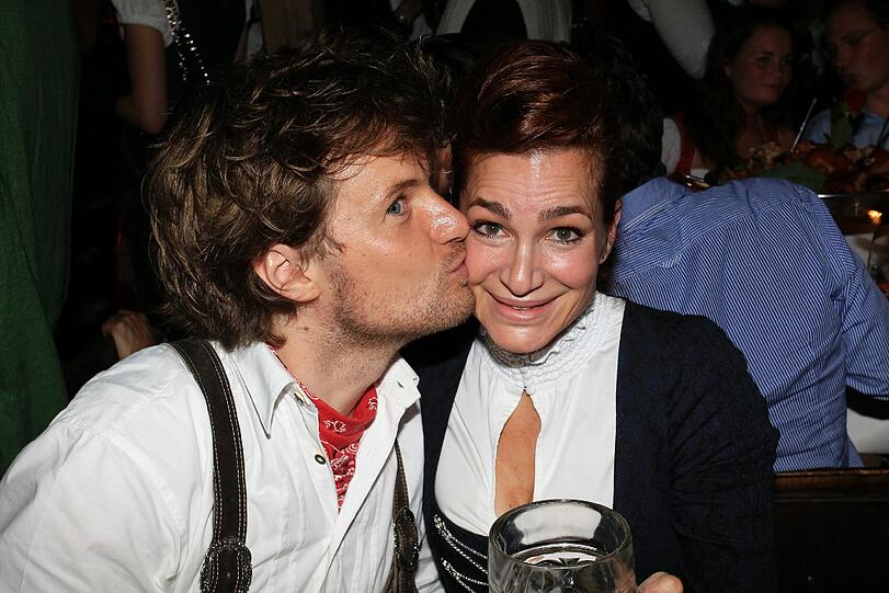 Einen dicken Schmatzer bekommt Schauspielerin Alexandra Kamp von ihrem Freund Michael von Hassel.