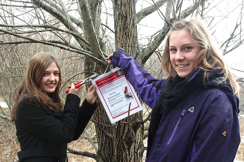 Jagd auf den Hundehasser! Die Germeringer Polizei und die beiden Praktikantinnen Alexandra und Sarah haben ein Plakat entworfen, das Hundebesitzer warnen soll.