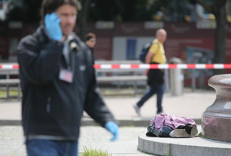 Am Roten Rathaus in Berlin ist ein Mann ums Leben gekommen. Er hatte zuvor einen Polizisten mit einem Messer bedroht und sich selbst verletzt.