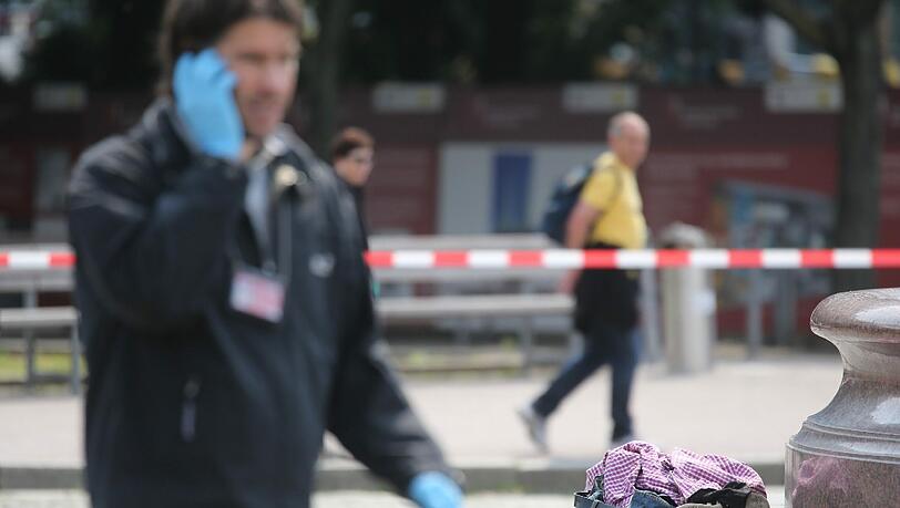 Am Roten Rathaus in Berlin ist ein Mann ums Leben gekommen. Er hatte zuvor einen Polizisten mit einem Messer bedroht und sich selbst verletzt. Am Roten Rathaus in Berlin ist ein Mann ums Leben gekommen. Er hatte zuvor einen Polizisten mit einem Messer bedroht und sich selbst verletzt.