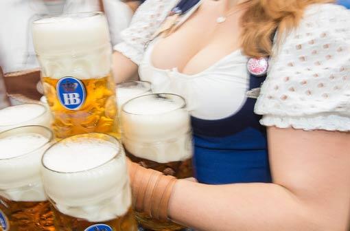 Sie zeigt, was sie hat: Dekolletee einer Oktoberfestbesucherin.