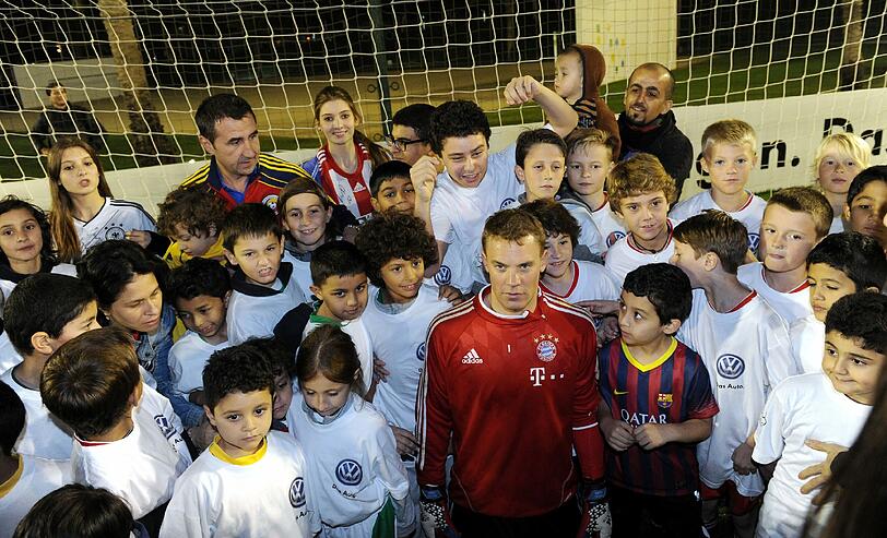 Spaß im Trainingslager: Kinder treten gegen Manuel Neuer im Elfmeterschießen an.