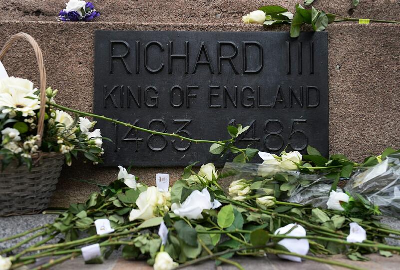 Der in der Kathedrale von Leicester aufgebahrte Sarg des früheren Königs Richard III. ist zum Publikumsmagneten geworden.