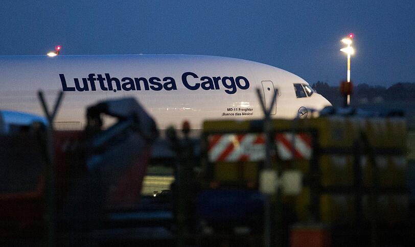 Am Dienstagabend ist eine Sondermaschine mit 44 Opfern der Germanwings-Katastrophe in Düsseldorf gelandet.