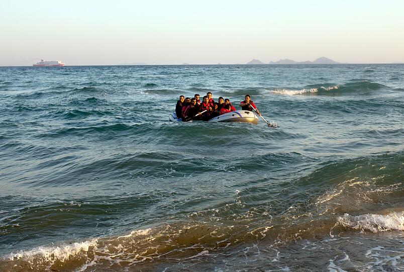 Mit Schlauchbooten kommen die Flüchtlinge von der Türkei auf die EU-Insel Kos. Dort warten sie unter menschenunwürdigen Umständen auf ihre Registrierung.