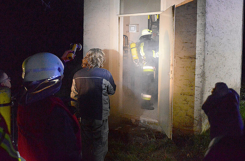 Bilder vom Feuerwehreinsatz in Pauluszell. Durch einen technischen Defekt kam es zum Brand einer Trafostation.