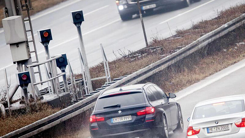 Autos passieren auf der Autobahn 3 am Dreieck Heumar in Köln eine Blitzeranlage.