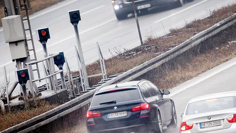 Autos passieren auf der Autobahn 3 am Dreieck Heumar in Köln eine Blitzeranlage. Autos passieren auf der Autobahn 3 am Dreieck Heumar in Köln eine Blitzeranlage.
