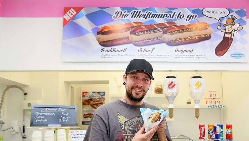Der Erfinder: Tom Kischnick verkauft den &bdquo;BavariaDog&ldquo; in der Schellingstraße.